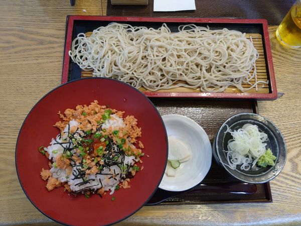 「鮭いくら丼とそばのセット＋大盛り（890円＋200円）」@そば道 東京蕎麦styleの写真