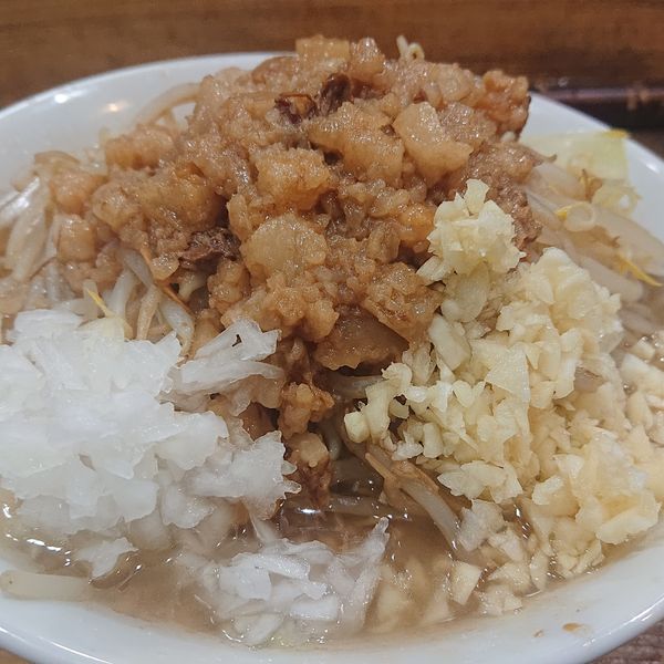 「ラーメン(並)900円(ヤサイニンニクアブラ)、刻みタマネギ」@夢を語れ青森の写真