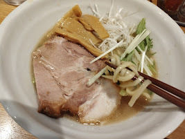 「限定豚と鰹の白醤油らーめん(800)」@つけ麺 はま紅葉の写真