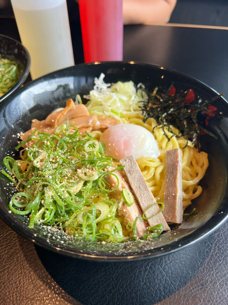 「辛み油そば大盛920円＋トッピング180円」@東京油組総本店 久米川組の写真