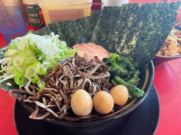 「ラーメン＋のり＋薬味ねぎ＋きくらげ＋半賄い飯」@家系ラーメン とらきち家の写真