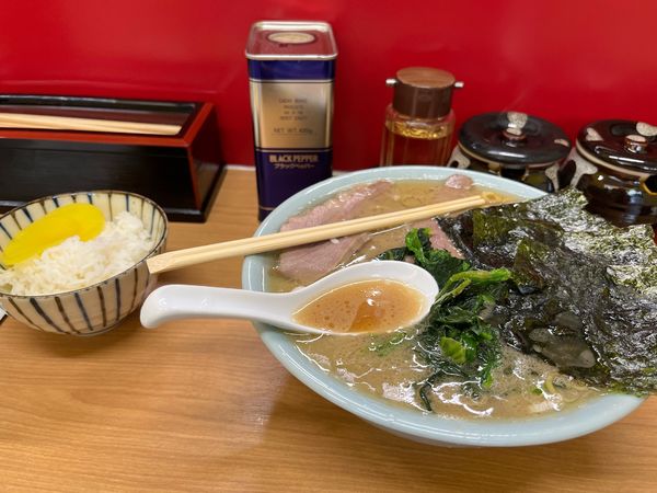 「ラーメン中盛　チャーシュー　半ライス」@千葉家の写真