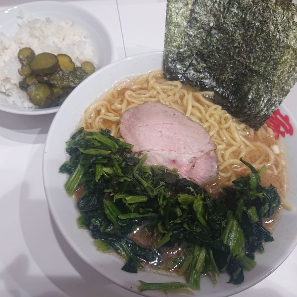 「ラーメン中750円(硬め)、ほうれん草100円、ライス無料」@ラーメン 三浦家の写真
