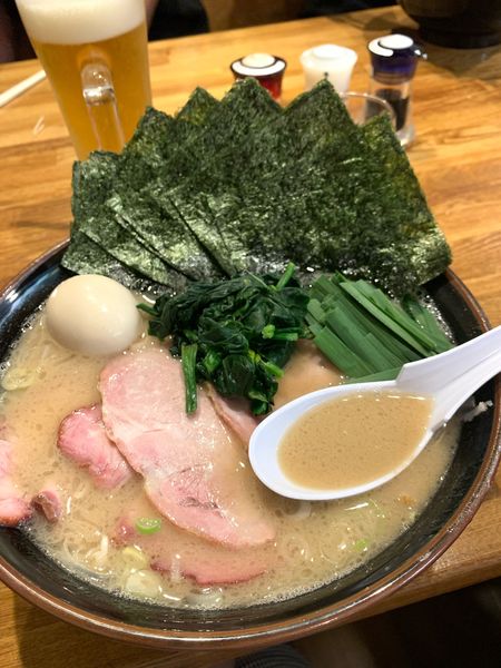 「豚骨醤油ラーメン中？　スペシャル　生ニラ」@豚骨らあめん専門店 とんこつ家ZUNの写真