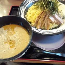 ザルらーめん（ゴマだれ）　８００円