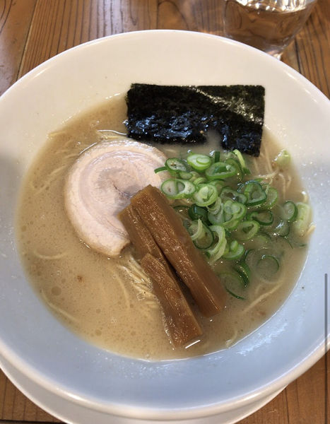 「豚白湯ラーメン750円＋半替玉100円」@ろく月の写真