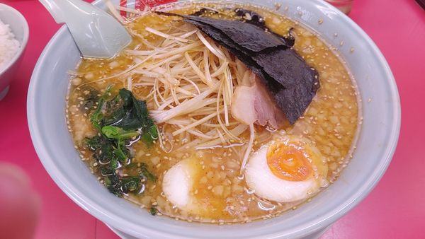 「特製味噌ネギチャーシューラーメン　味玉トッピング」@山岡家 松本店の写真