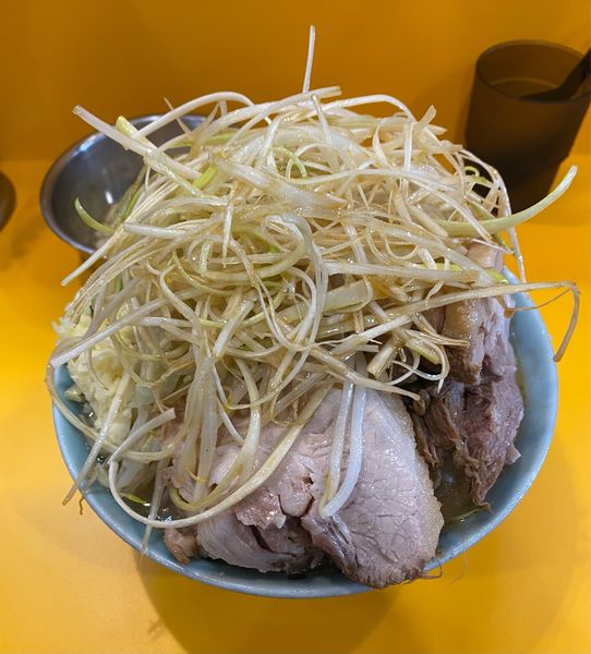 「小豚　ネギ　たまねぎたまご」@ラーメン二郎 八王子野猿街道店2の写真