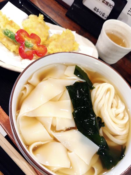「とり天冷やしきしめん・相盛り」@饂飩とお酒 からほり きぬ川の写真
