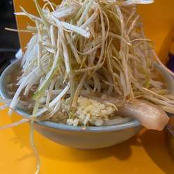 小ラーメン野菜ニンニクアブラ生卵、ネギ　850+50+150