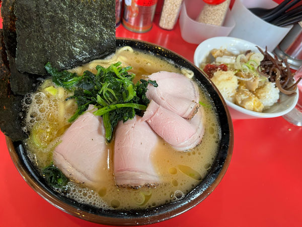 「チャーシューメン ¥900　くずれ味玉丼 ¥100」@どんとこい家の写真