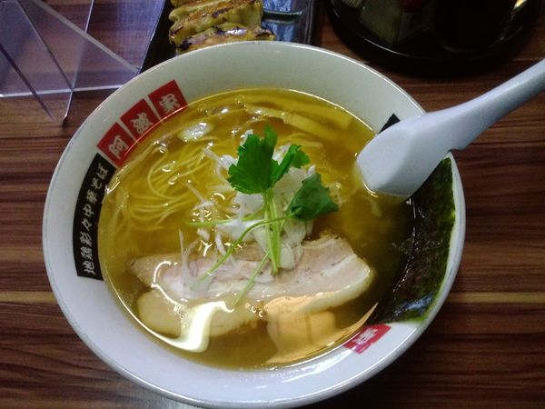 「塩ラーメン750円」@地鶏けい骨 阿波家 宇都宮店の写真