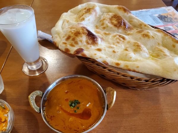 「日替わりカレー(ひよこ豆＆チキン)・辛口・ナン・ラッシー」@アジアン・レストラン ニルの写真