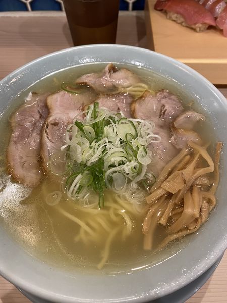 「真鯛と煮干中華そば＋赤酢握り5貫」@鮨とラーメン うおがしや 鶴屋町店の写真