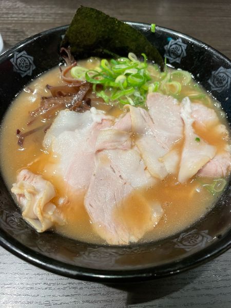 「豚骨ラーメン」@とんこつらーめん俺式 純 東京ラーメンストリート店の写真