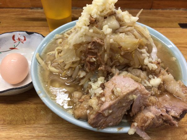 「ラーメン(ヤサイチョイマシ、ニンニク、アブラ)+生玉子 900円」@ラーメン そらの写真