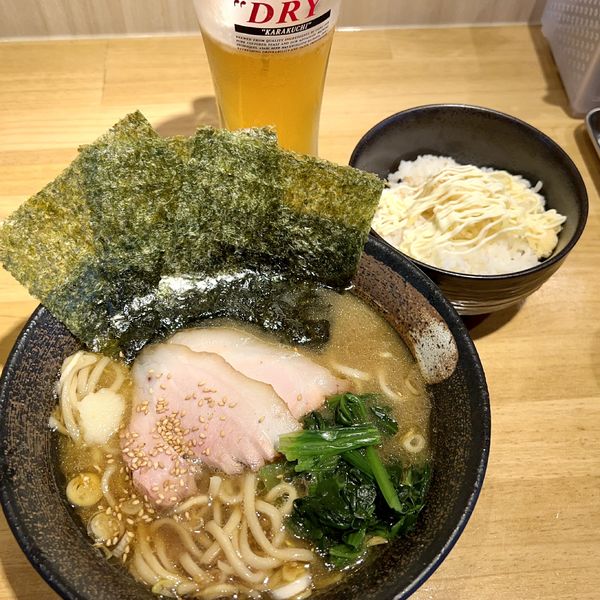 「豚骨醤油ラーメン＋半ライス＋アサヒ生ビール」@麺家 燻の写真