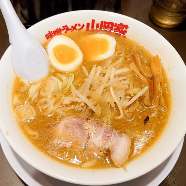 「札幌味噌ラーメン890円　味玉（JAF会員優待サービス）」@味噌ラーメン 山岡家 すすきの店の写真