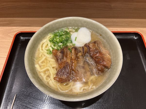 「ソーキそば930円」@沖縄そば専門 やんばる 有楽町店の写真