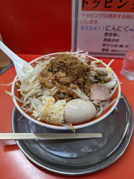 「豚入りラーメン・味玉・全マシ」@麺でる 戸越店の写真