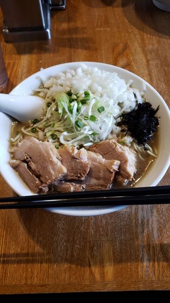 「煮干しそば大盛チャーと玉ねぎ」@中村屋総本山の写真