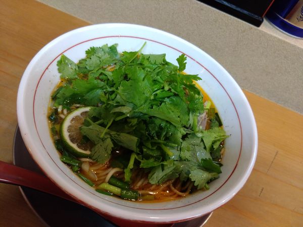 「限定 パクチーラーメン 800円」@ラァメン ぼーんずの写真