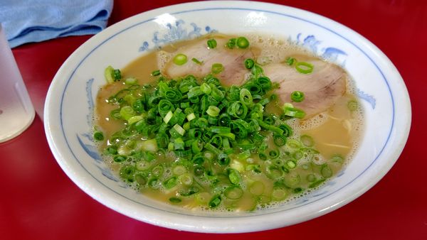 「ラーメン７００円＋追加ネギ１００円」@むらた亭 本店直営 葛原店の写真