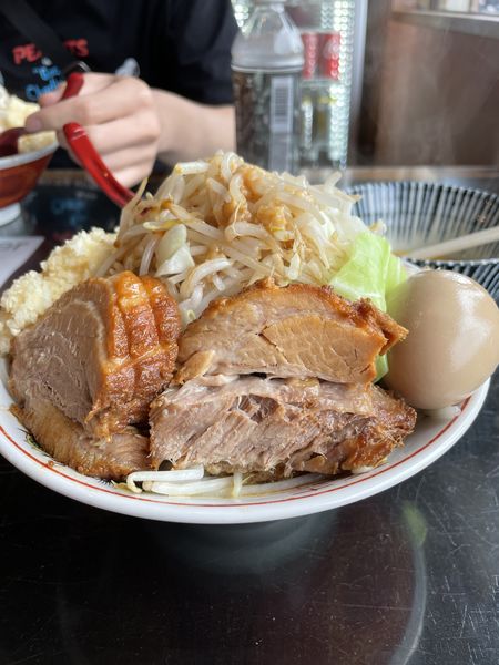 「小ラーメン（野菜ニンニク）＋味玉＋生卵円950円」@豚の穴の写真