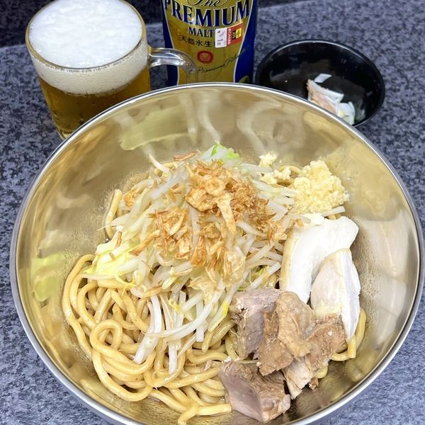 「汁なし（並200g・ニンニク）＋缶ビール」@らーめん 汁なし 兄貴んちの写真