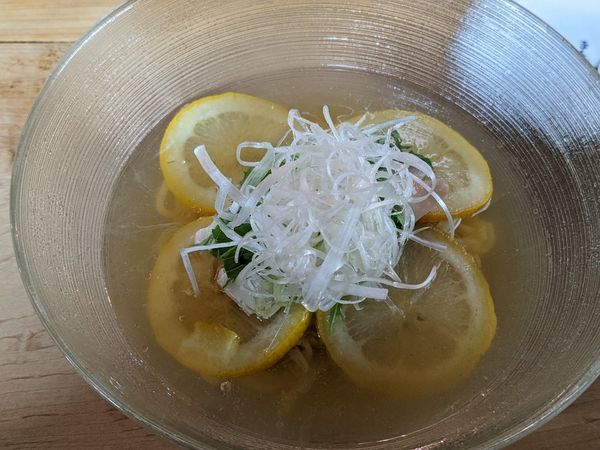 「いりこと瀬戸内レモンの冷かけ塩ラーメン」@まんねん 梅田本店の写真