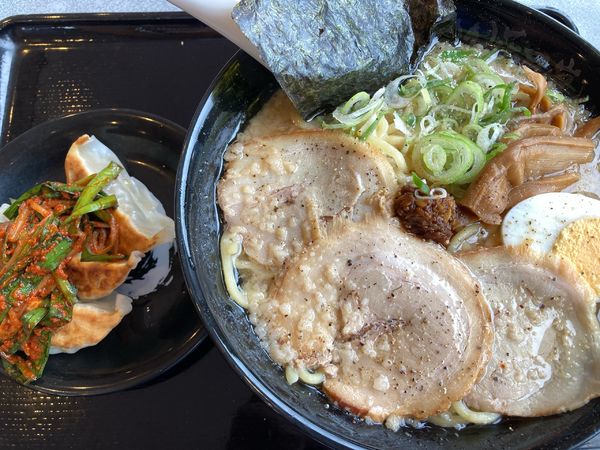 「嵐げんこつらあめん3DX5+スペシャルクーポン餃子」@らあめん花月嵐 ひたちなか高場店の写真