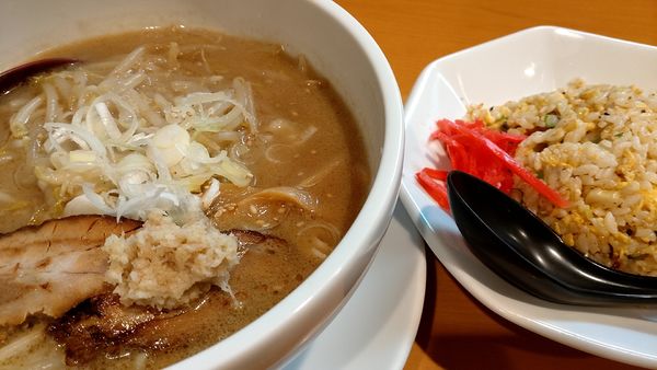 「白味噌生姜（980円税込）+半チャーハン（420円税込）」@札幌らーめん すずらんの写真