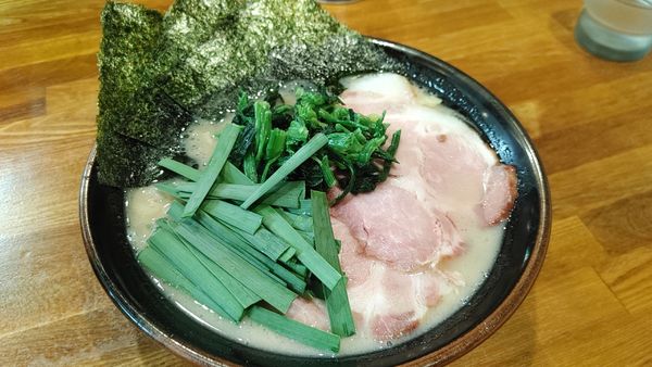 「豚骨醤油らあめん　生ニラ　トッピング」@豚骨らあめん専門店 とんこつ家ZUNの写真