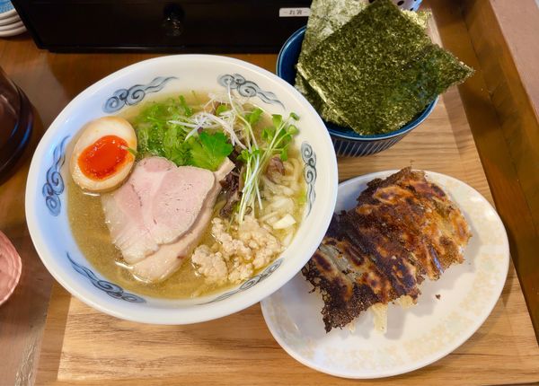 「限定 煮干し白しょうゆらぁめん 大盛 & 餃子 & 白ごはん」@鶏骨らぁめん 極み鶏の写真