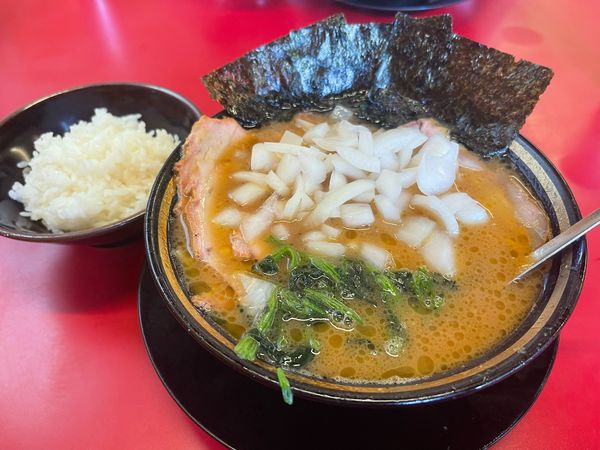 「チャーシューメン（3枚）＋玉ネギ＋半ライス」@柏 王道家の写真