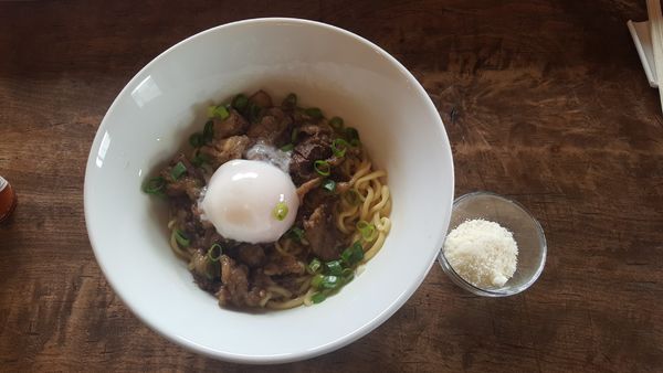 「牛すじ煮込みと温玉のまぜそば」@Pizza zuccheroの写真