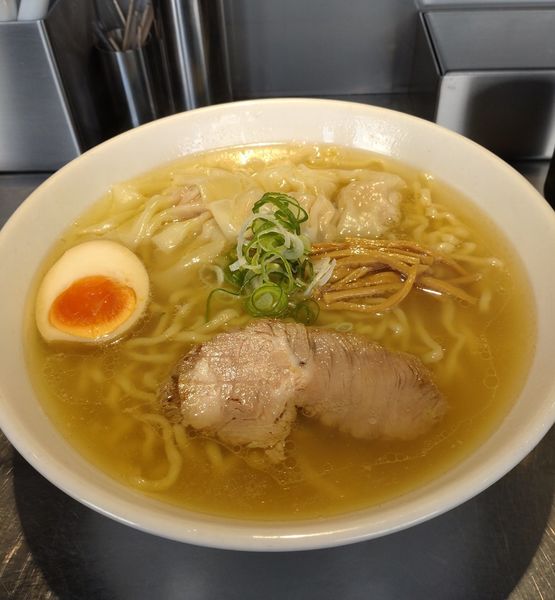 「塩ワンタンめん 大盛」@自家製麺 らあめん吟の写真