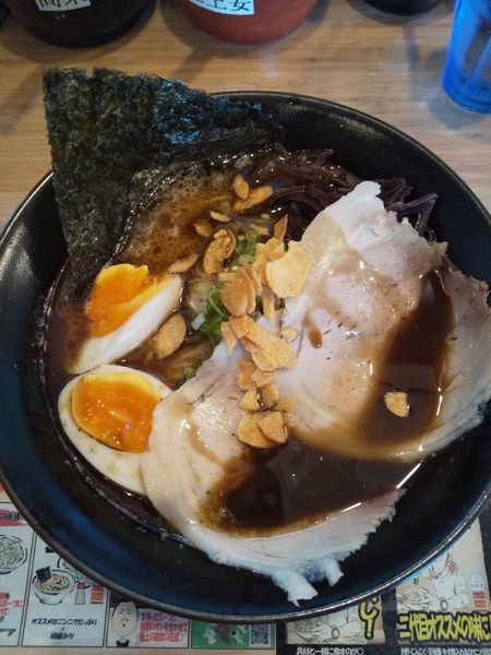 「黒とんこつラーメン（味玉付き）」@二代目 麺の坊 晴レル屋の写真