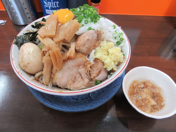 「限定　冷やニボ豚まぜそば（９５０円）＋味玉１００円」@らーめん漢道の写真