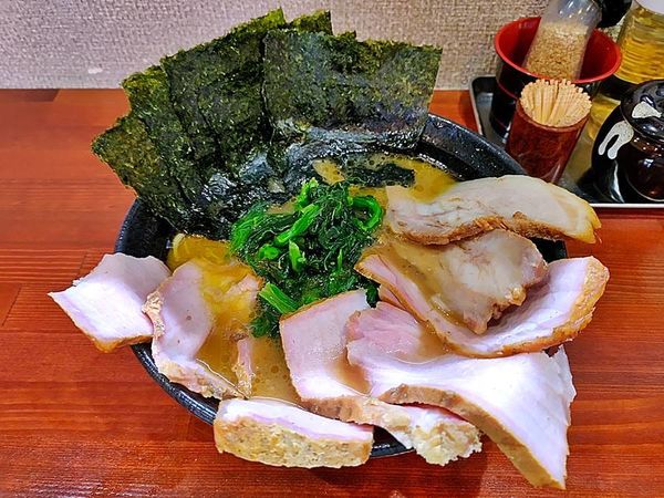 「チャーシューメン スモークロース2枚増 バラ2枚増」@横浜家系らーめん 天王家 寒川総本店の写真