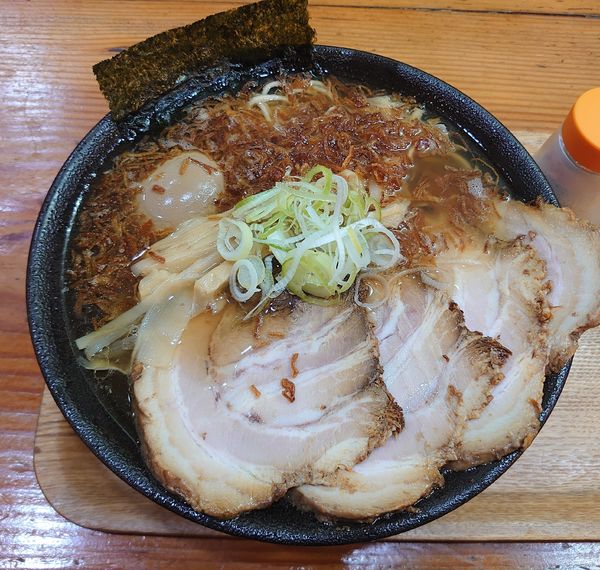 「焦がし玉ねぎそば+煮玉子+チャーシュー(1120円)」@中華そば 北炎の写真