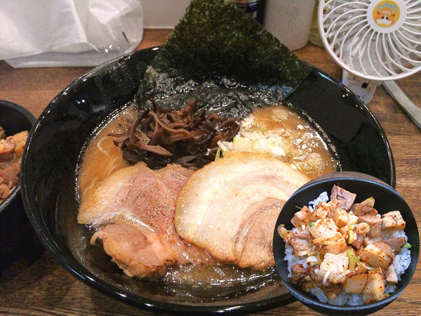 「博多豚骨+チャーシュー（フォロワーサービス）+豚バラ丼」@麺家 GOOD LUCK 総本店の写真