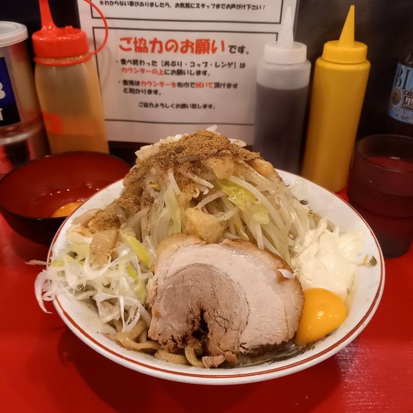 「まぜそば(小)￥900＋生卵￥50」@ラーメン鷹の目 北千住店の写真