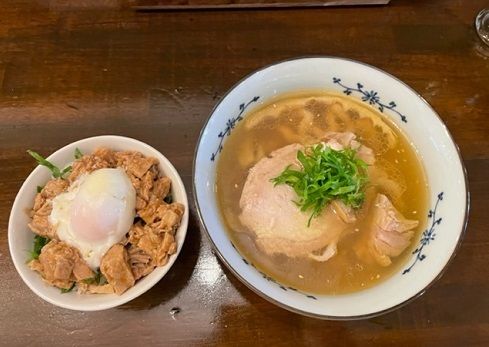 「塩らぁ麺　900円＋チャーシュー温玉ご飯　250円。」@手打ち麺 秀登の写真