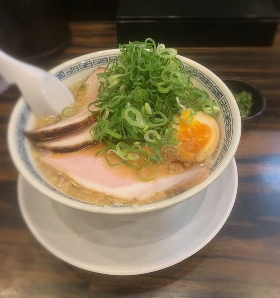 「背脂醤油（太麺･固め￥850）＋青唐（￥100）」@稲荷屋の写真