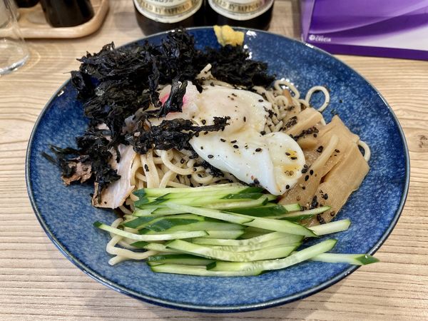 「赤星２本＋賄い焼豚皿＋メンマ皿→冷し中華＋バラ海苔＋半熟玉子」@らーめん 高尾の写真