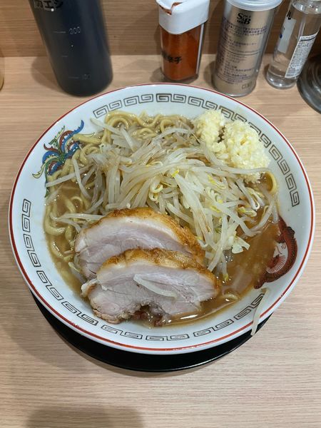 「小ラーメン(830円)カラメニンニク」@ラーメン豚山 金沢文庫店の写真