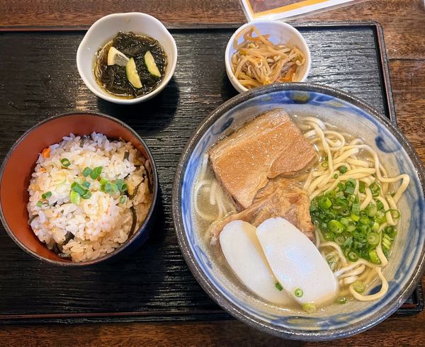 「楚辺のまかないそば+定食」@沖縄そば 海産物料理店 楚辺の写真