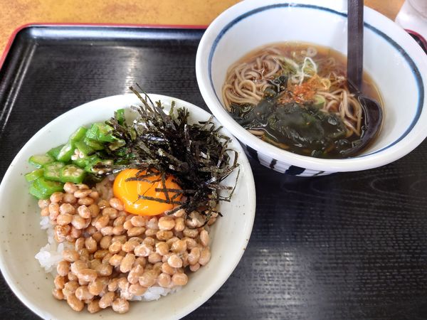 「【朝定食】ミニ納豆オクラ丼定食380円」@山田うどん食堂 新座道場店の写真