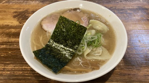 「ワンタン麺（濃厚鶏豚）」@自家製熟成麺 吉岡 田端店の写真